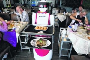 Rong Heng Seafood: Restoran Unik Dengan Pelayan Robot