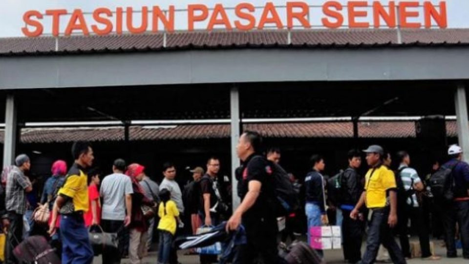 Stasiun Pasar Senen Dipadati Pemudik