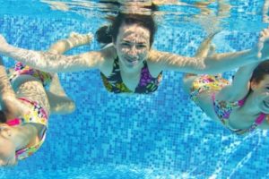 Tak hanya bikin segar, berenang juga bikin cerdas lho