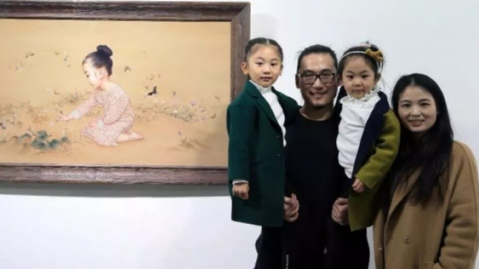 Seniman Tiongkok Lukis Pertumbuhan Kedua Putrinya di Atas Kanvas