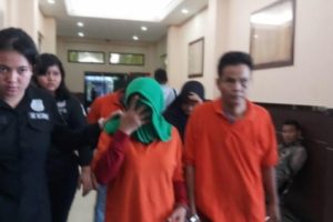 Seorang Ibu Tega Mengajak Putri Kandungnya yang Baru Berusia 15 Tahun Untuk Threesome Bersama Ayah Tiri