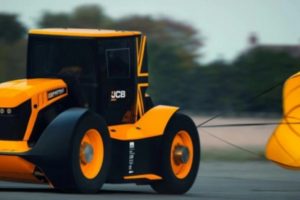 Traktor Ini Pecahkan Rekor Guinness Book of World Records Sebagai Traktor Tercepat di Dunia