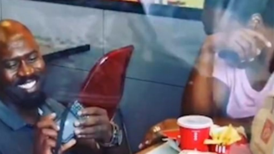 Pria Ini Sempat Dihina Karena Lamar Kekasihnya di KFC, Malah Dapat Rejeki Berlimpah Dari Netizen!