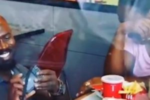 Pria Ini Sempat Dihina Karena Lamar Kekasihnya di KFC, Malah Dapat Rejeki Berlimpah Dari Netizen!