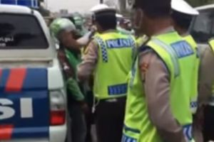 Fakta Dibalik Pengkeroyokan Supir GoJek Oleh Polantas!