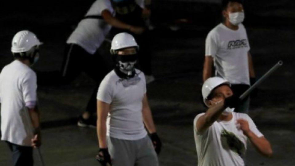 Hong Kong Mencekam: Sekelompok Pria Tak Dikenal Menghajar Orang-Orang Secara Membabi Buta di Hong Kong