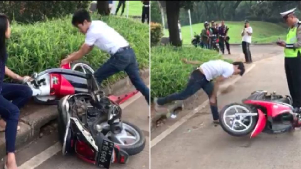Pemuda Ini Nekad Menghancurkan Motornya Karena Ditilang Dan Membakar STNK Motor Tersebut