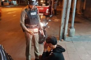 Kisah Polantas yang Merayakan Ultah Seorang Pemuda Depresi yang Ia Tangkap Karena Ngebut