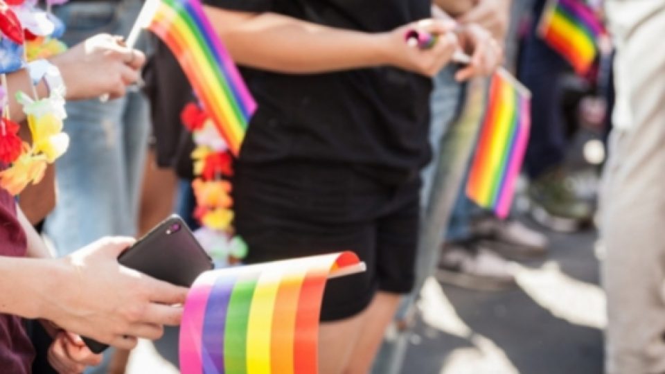 Seorang Pria Rusia Gugat Apple Dengan Tuduhan 'Telah Memanipulasi Dirinya HIngga Menjadi Gay'