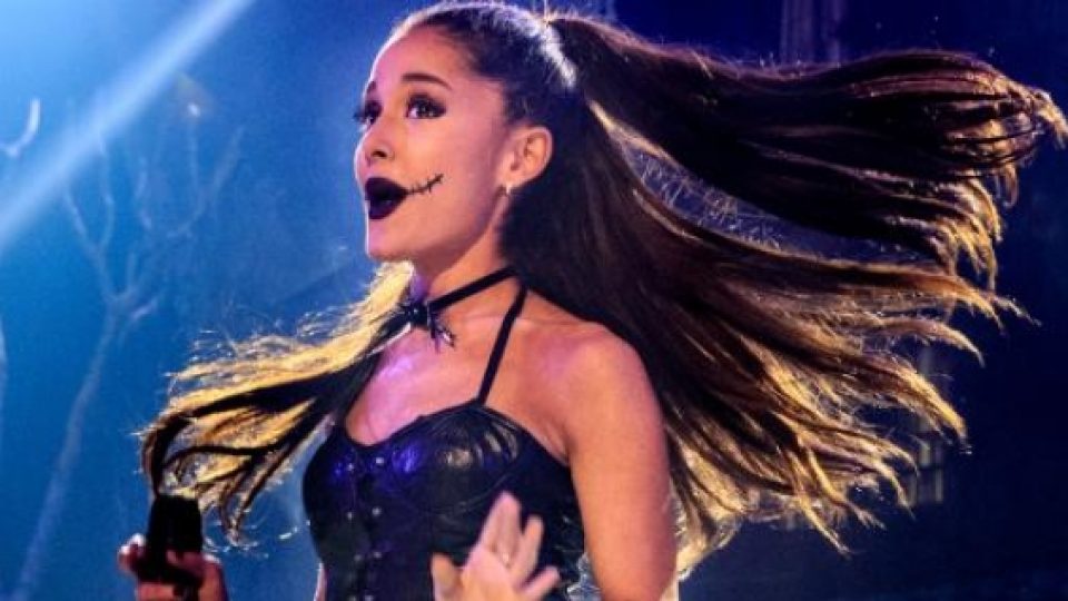 Meski Dilempar Ponsel, Ariana Tetap Tebar Senyuman