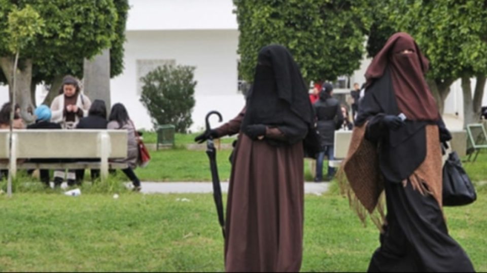 Tunisia Larang Niqab Setelah Pelaku Bom Bunuh Diri Disinyalir Gunakan Niqab Untuk Menyamar