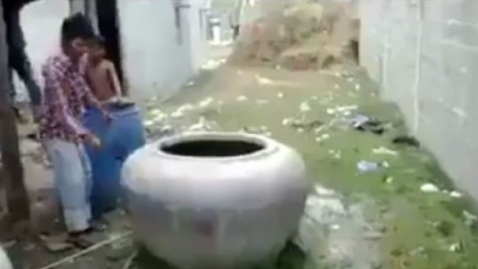 Isi Gentong Besar Ini Bisa Bikin Kamu Terkejut! Gak Percaya?