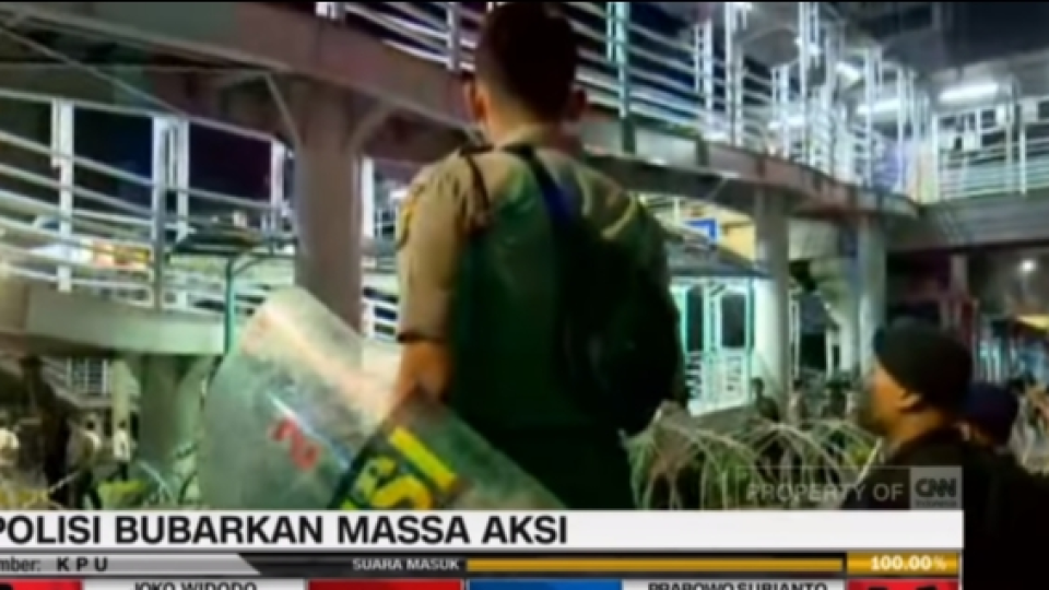 Polisi Akhirnya Bubarkan Massa di Depan Bawaslu Karena Provokatif