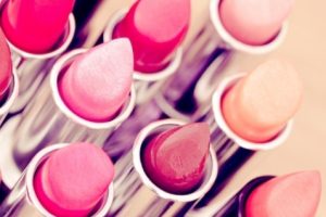 3 Warna Lipstik yang Cocok Untuk Liburan Ke Pantai