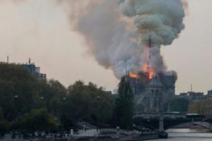 Breaking News: Katedral Notre Dame Bersejarah di Paris Hangus Terbakar, Warga Prancis Berduka