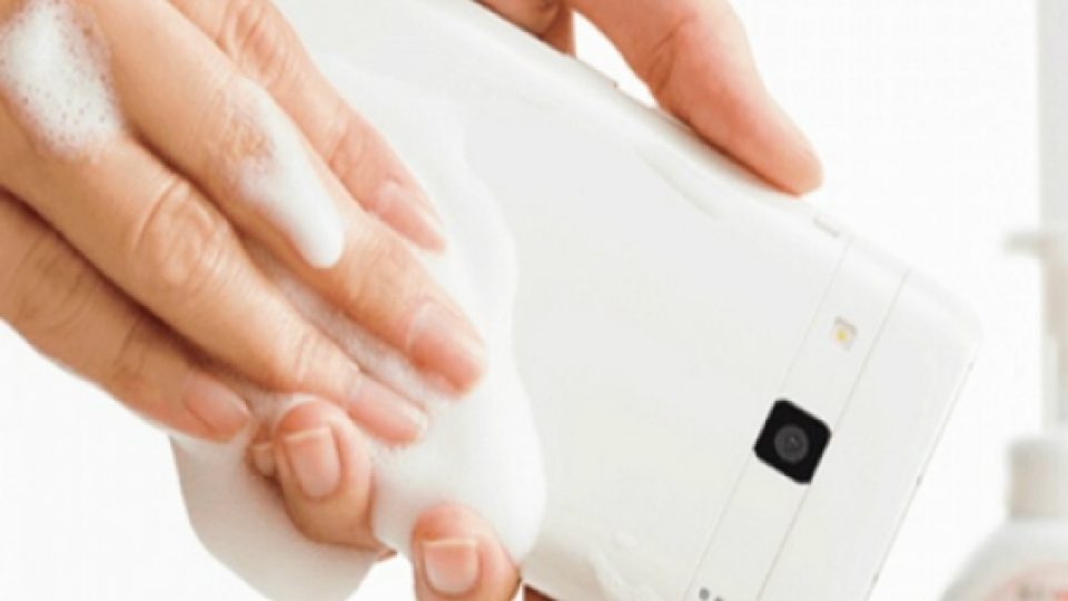 Ponsel Ini Bisa Bermandikan Sabun?