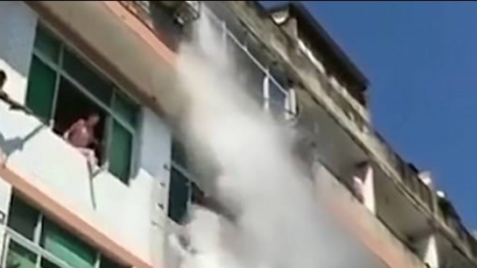 Gagal Dibujuk Agar Tidak Melompat dari Gedung, Seorang Wanita Disemprot dengan Meriam Air oleh Petugas Pemadam Kebakaran