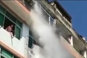 Gagal Dibujuk Agar Tidak Melompat dari Gedung, Seorang Wanita Disemprot dengan Meriam Air oleh Petugas Pemadam Kebakaran