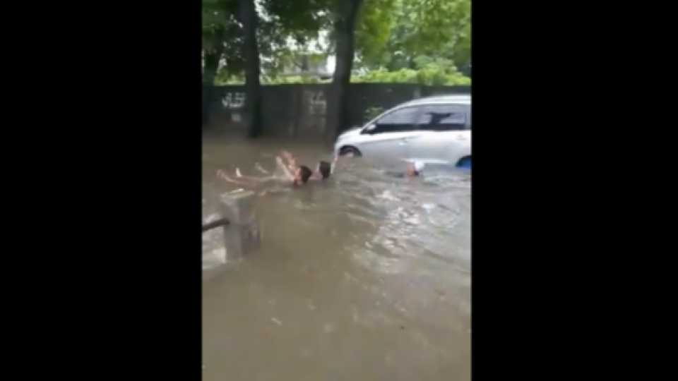 Kelakuan-kelakuan Warga Ibukota di Saat Banjir, Dari Mancing Hingga Mendayung Perahu Karet