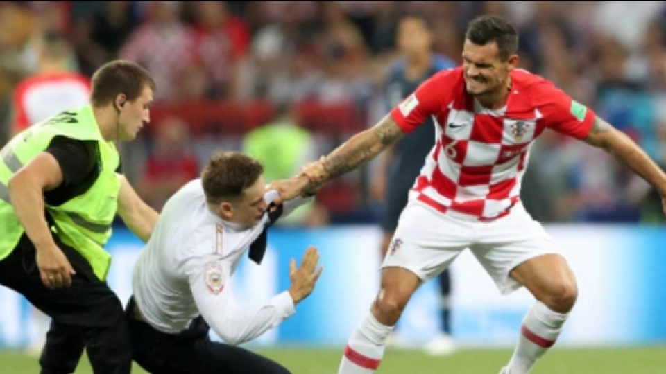 Empat Orang Menyerbu Masuk ke Lapangan Saat Pertandingan Final Piala Dunia Antara Prancis vs Kroasia Tengah Berlangsung