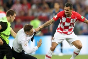 Empat Orang Menyerbu Masuk ke Lapangan Saat Pertandingan Final Piala Dunia Antara Prancis vs Kroasia Tengah Berlangsung