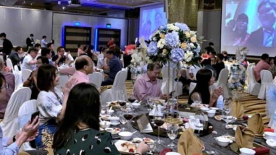 Sepasang Pengantin Tidak Bisa Menghadiri Pernikahannya Sendiri, Sapa Tamu Lewat Livestream