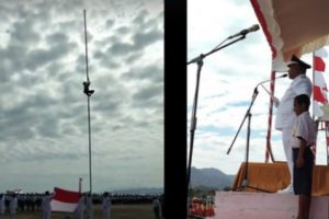 Pahlawan Kecil Dari Motaain: Seorang Anak Panjat Tiang Bendera Saat Upacara Kemerdekaan RI ke-73