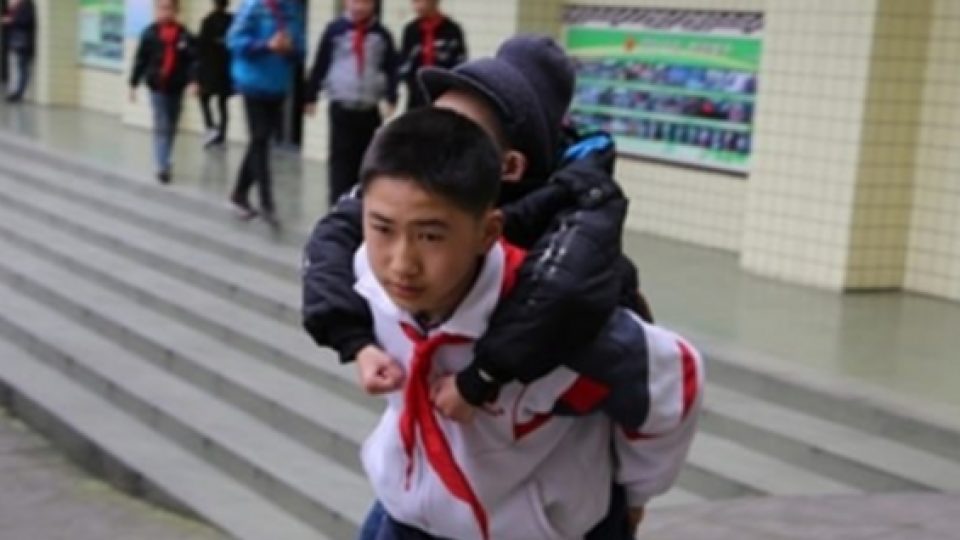 Siswa 12 Tahun Ini Setiap Hari Menggendong Temannya yang Tak Bisa Berjalan di Sekolah Selama ENAM Tahun Lamanya