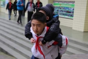 Siswa 12 Tahun Ini Setiap Hari Menggendong Temannya yang Tak Bisa Berjalan di Sekolah Selama ENAM Tahun Lamanya