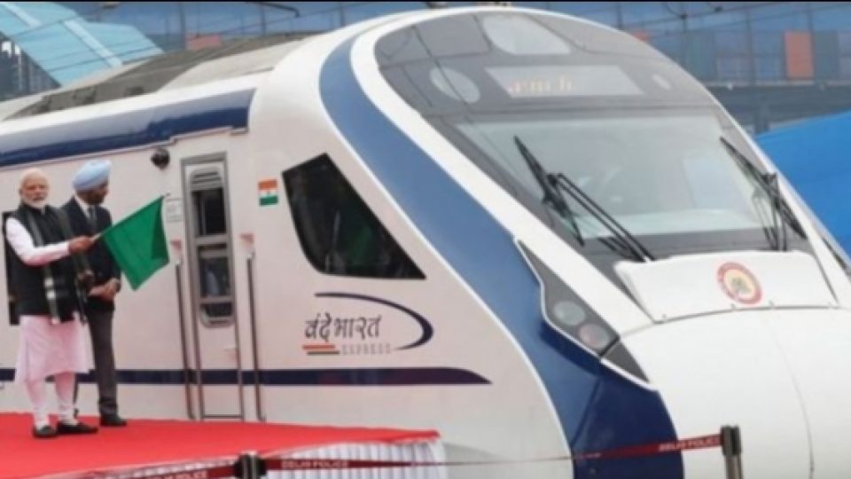 Kereta Cepat India yang Baru Diresmikan Sehari Dilaporkan Rusak Karena 'Menabrak Sapi'