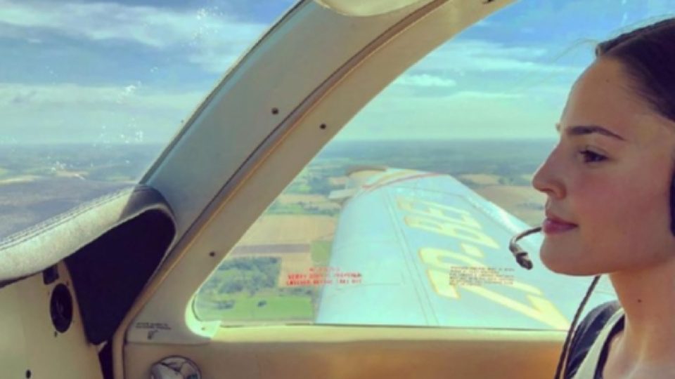 Pilot Terseksi di Dunia yang Siap Bikin Hatimu Terbang Ke Langit Ketujuh