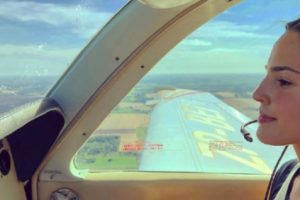 Pilot Terseksi di Dunia yang Siap Bikin Hatimu Terbang Ke Langit Ketujuh