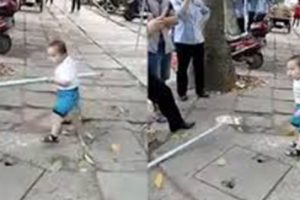 Berbekal Pipa Besi, Bocah 3 Tahun Halangi Petugas Penggusuran