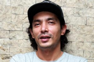 Demi Warkop, Abimana Cari Gigi Palsu ke Singapura
