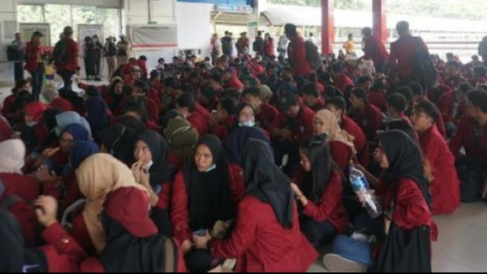Berkumpul di Stasiun Palmerah, Jakarta Pusat, Mahasiswa Bergerak Menuju Gedung DPR