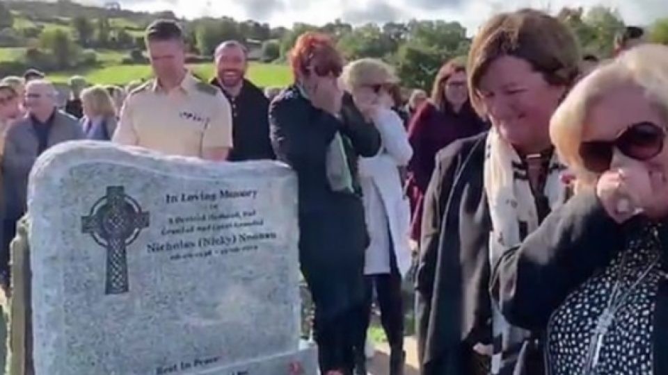 [Video] Meninggal, Pria Irlandia Ini Bisa Membuat Para Pelayatnya Tertawa Saat Menghadiri Pemakaman Dirinya