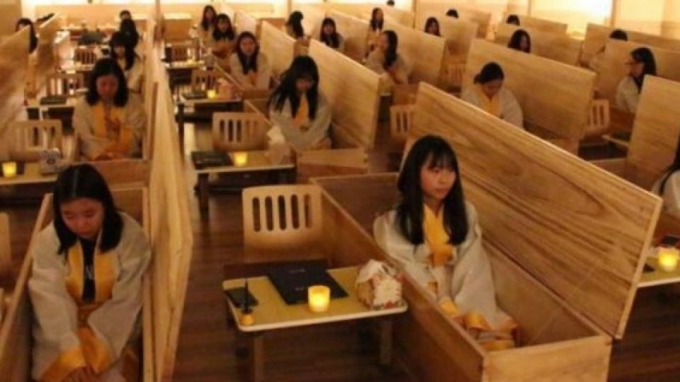 Unik! Sekolah di Korea Selatan Duduk di Dalam Peti Mati
