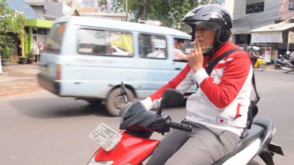 Merokok Saat Berkendara Kini Terancam Denda Hingga 750 Ribu