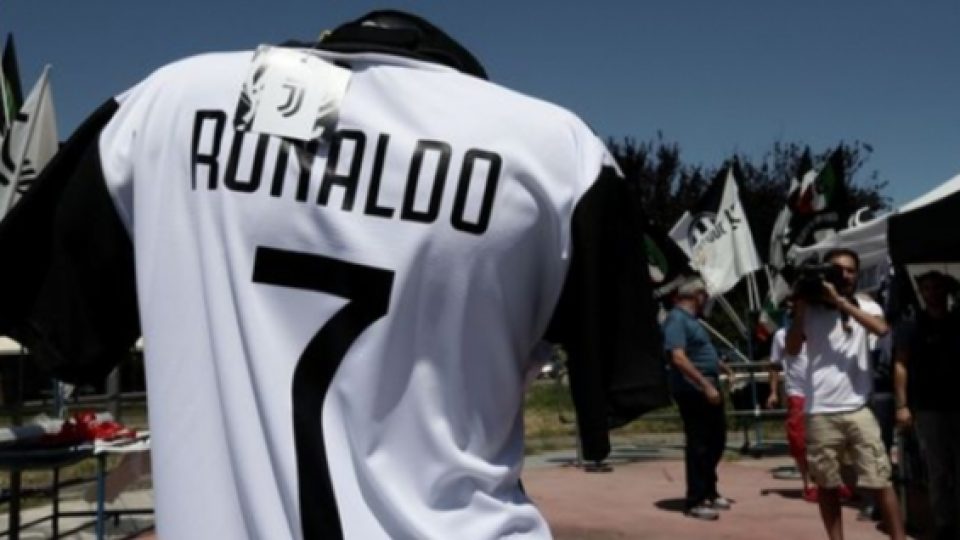 Jersey Juventus Dengan Nama Ronaldo & Nomor Punggung 7 Sudah Beredar di Turin, Benarkah CR7 Telah Angkat Kaki dari Madrid?