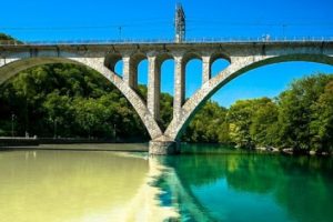  Dua Aliran Sungai Berbeda Ini Hasilkan Warna Yang Menawan