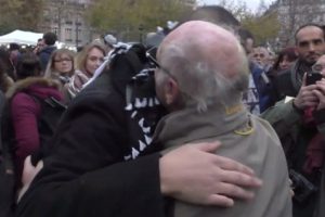 Mengharukan, Pria yang Mengaku Teroris Disambut Pelukan di Paris