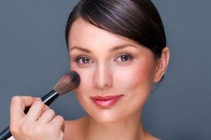 4 Manfaat Unik Dari Bedak Tabur yang Jarang Diketahui