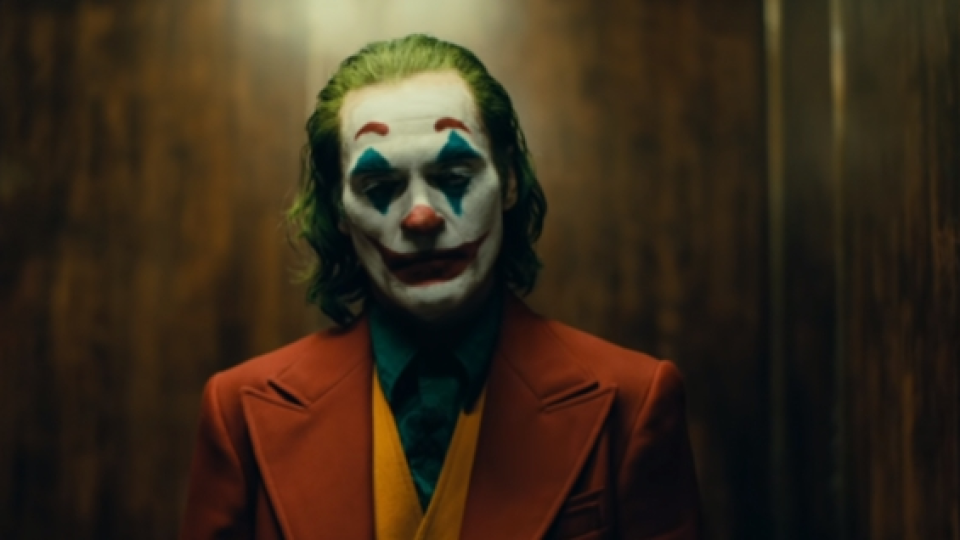 Trailer Pertama Joker Perlihatkan Asal Mula Joaquin Phoenix Dari Orang Biasa Menjadi Salah Satu Villain Paling Ditakuti