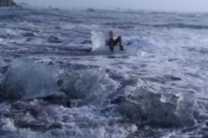 Seorang Nenek dan 'Singgasana Es' Yang Ia Duduki Terseret ke Laut Lepas