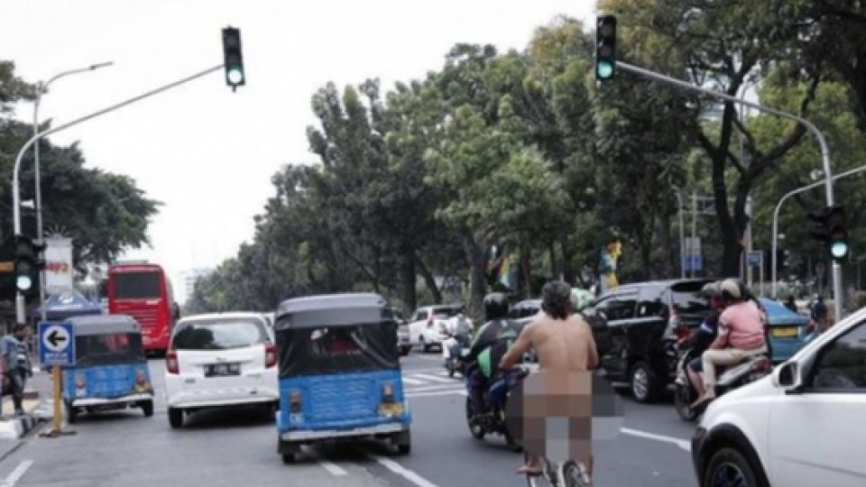 Seorang Pria Tanpa Busana Bersepeda Santai di Sekitar Monas, Senin Siang Tadi