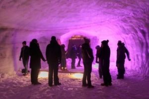 Menyusuri Terowongan Es Terbesar di Islandia
