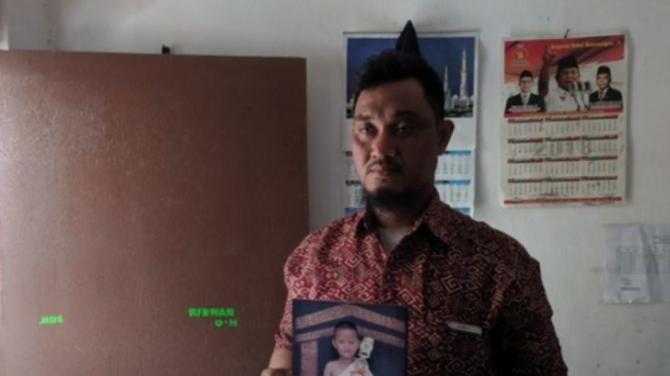 Viral Paman yang Menggendong Jenazah Keponakannya Karena Puskesmas Menolak Mengantar dengan Ambulans