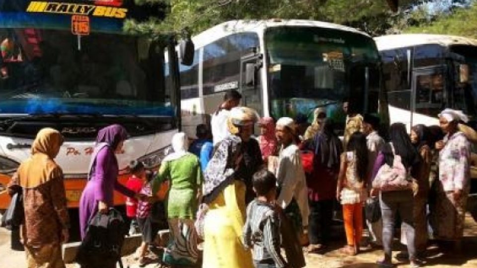 Penumpang Bus AKDP di Sumenep Membeludak