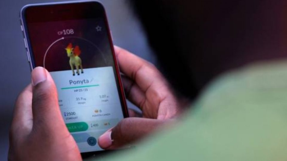 Asyik Main Pokemon Go Mobil Ini Tabrak Pohon