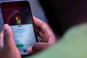 Asyik Main Pokemon Go Mobil Ini Tabrak Pohon